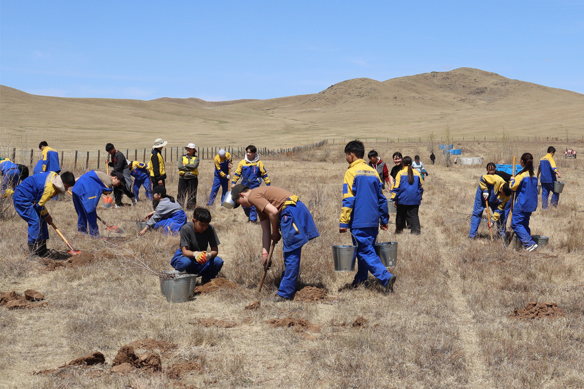 ▲KT&G가 몽골 사막화 문제 해결을 위해 아르갈란트에 ‘상상의 숲’을 조성한다. 사진은 지난 10일 KT&G복지재단 관계자들과 참가자들이 ‘상상의 숲’ 식재 활동을 진행하고 있다. (사진제공=KT&G)