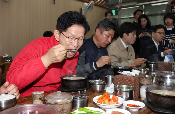 ▲제21대 대통령 선거 공식 선거운동 첫날인 12일 국민의힘 김문수 대선 후보가 서울 송파구 가락시장을 찾아 상인들과 순대국밥을 먹고 있다. 2025.5.12 (연합뉴스 )