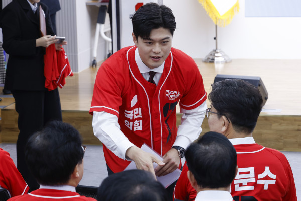 ▲국민의힘 비상대책위원장으로 내정된 김용태 당 공동선거대책위원장이 12일 서울 영등포구 여의도 국민의힘 중앙당사에서 열린 중앙선대위 임명장 수여식에 참석하고 있다.  [공동취재]    