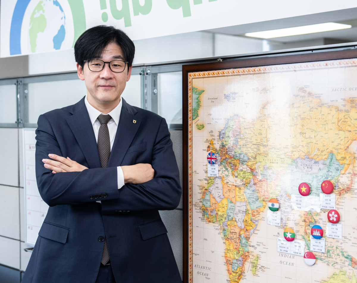 ▲정도영 NH농협은행 글로벌사업부장이 서울 서대문구 농협은행 본사에서 인터뷰를 앞두고 세계지도 앞에서 포즈를 취하고 있다. (사진제공=NH농협은행)