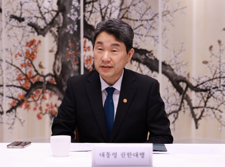 ▲이주호 대통령 권한대행 부총리 겸 교육부 장관 이 12일 정부서울청사에서 경제안보전략 간담회를 하고 있다. (교육부)