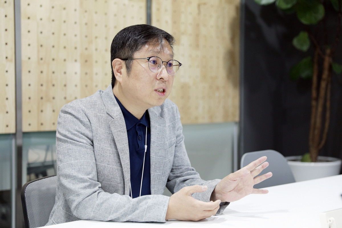 ▲양진영 SK스토아 방송기술팀장이 23일 서울 마포구 상암동 SK스토아 본사에서 AI 도입 배경 등을 설명하고 있다. (사진제공=SK스토아)