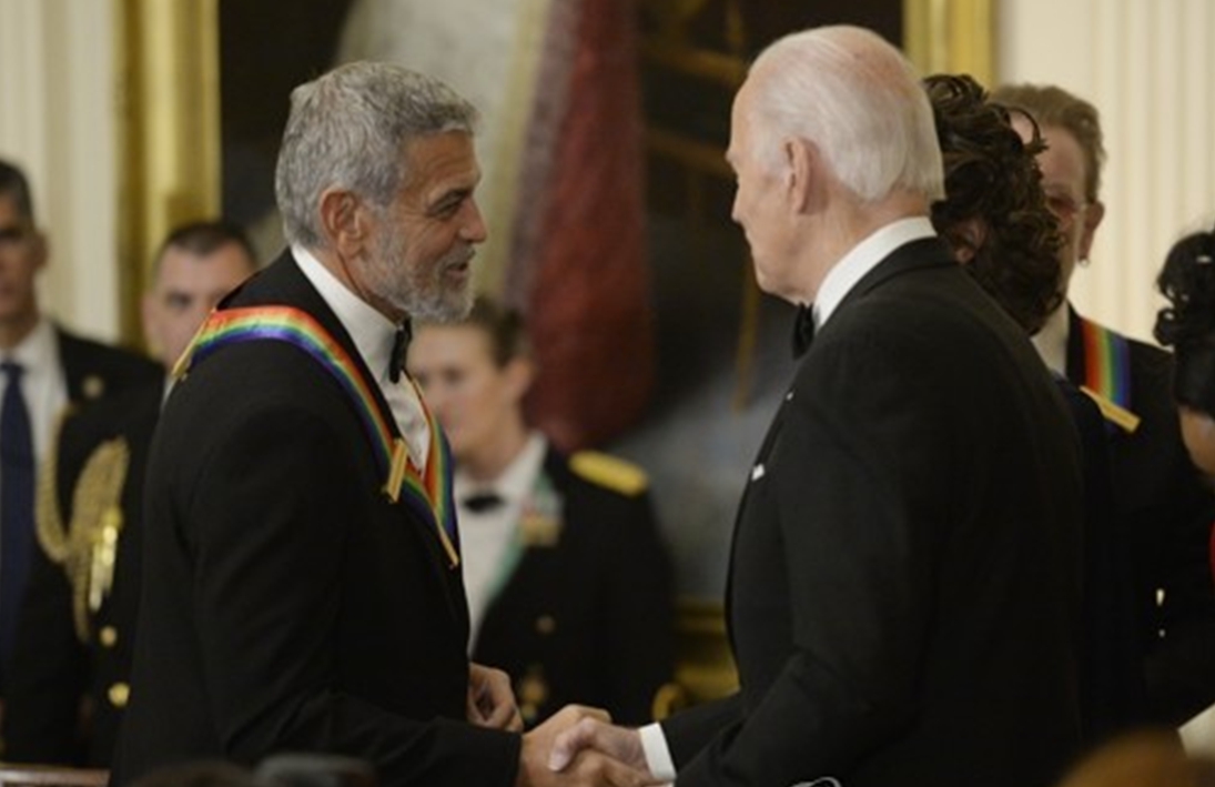 ▲작년 미국 대선을 준비하던 과정에서 조 바이든 전 미국 대통령은 오랜 지지자인 할리우드스타 조지 클루니를 알아보지 못할 만큼 '기억력 장애'를 겪기 시작했던 것으로 전해졌다. 사진은 2022년 12월 미국 백악관에서 바이든(오른쪽) 전 대통령이 클루니와 만나 인사하고 있다. 워싱턴D.C./UPI연합뉴스