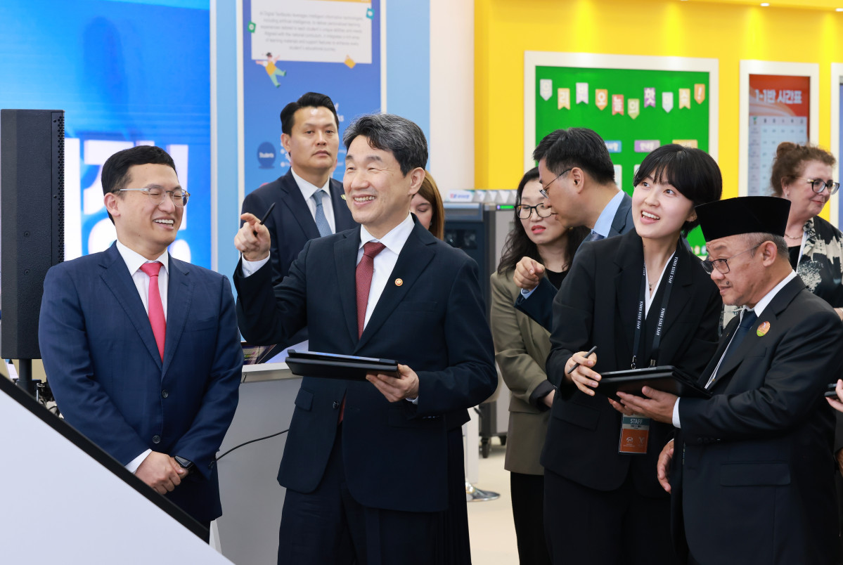 ▲이주호 대통령 권한대행 부총리 겸 교육부 장관이 13일 제주국제컨벤션센터에서 제7차 아시아태평양경제협력체(APEC) 교육장관회의를 위해 방한한 각국 수석 대표단과 인공지능(AI) 활용 과학·기술·공학·수학(STEM) 융합 교육 전시관, 디지털교과서 시연·체험관 등으로 구성된 교육혁신 전시관을 참관하고 있다. (연합뉴스)