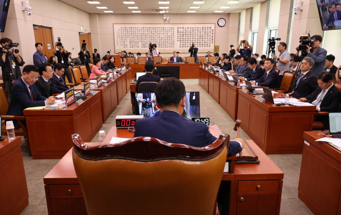 ▲14일 서울 여의도 국회에서 열린 법원조직법·공직선거법·헌법재판소 등을 심사하는 법제사법위원회 전체회의에서 공직선거법 일부개정법률안이 민주당과 조국혁신당의 주도로 통과되고 있다. 2025.5.14. (연합뉴스)