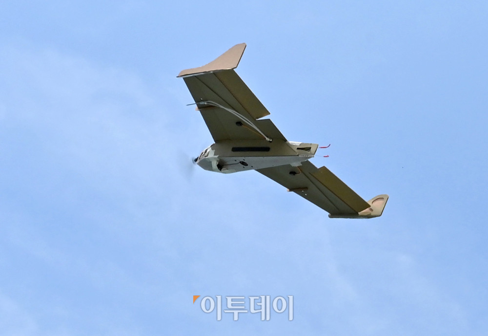 ▲13일 울산 일산항 해역 해양누리호에서 열린 해군 상용무인체계 동원 검증훈련에서 골판지 자폭드론이 목표지점으로 비행하고 있다. 골판지 드론의 최대 비행속력은 시속 100km, 비행거리는 20km이다. 사진공동취재단