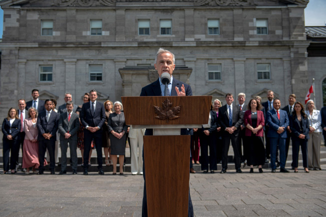 ▲마크 카니 캐나다 총리가 오타와에서 13일(현지시간) 새 내각 취임식 후 기자회견을 하고 있다. 오타와/AFP연합뉴스