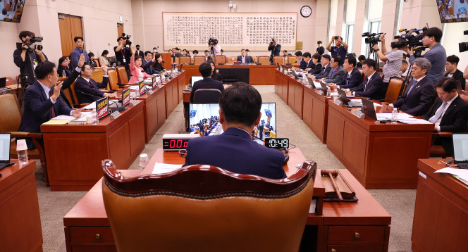 ▲14일 서울 여의도 국회에서 열린 법원조직법·공직선거법·헌법재판소 등을 심사하는 법제사법위원회 전체회의에서 공직선거법 일부개정법률안 거수 표결에서 국민의힘 의원들이 반대 입장을 밝히고 있다. 2025.5.14. (연합뉴스)