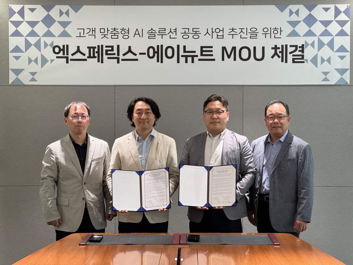 ▲사진 왼쪽부터 엑스페릭스 박보건 부사장, 엑스페릭스 김대희 이사, 에이뉴트 조민택 대표이사, 에이뉴트 서영수 최고재무책임자(CFO).(엑스페릭스 제공)