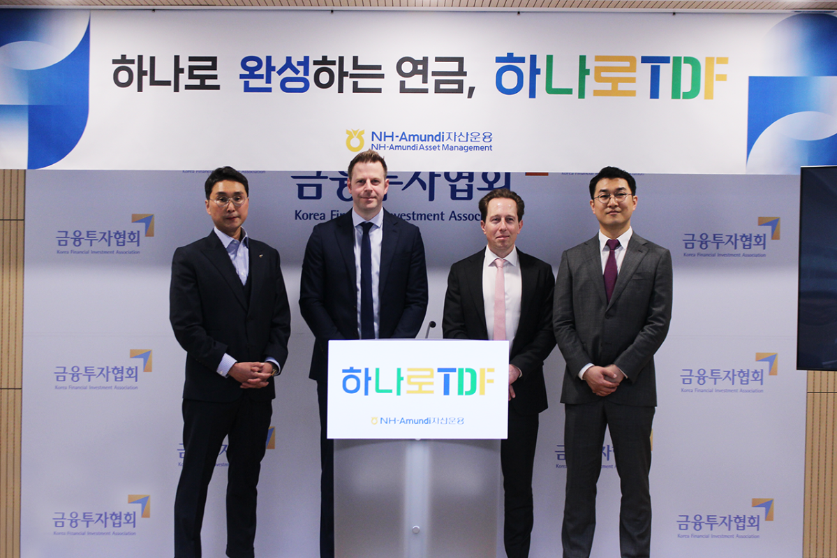 ▲(왼쪽부터) 조경희 NH-아문디자산운용 조경희 WM연금사업1팀장, 프랭크 쿡 올스프링자산운용 글로벌솔루션 헤드, 마티아스 샤이버 올스프링자산운용 멀티에셋 헤드, 김석환 NH-아문디자산운용 하나로TDF 운용역. (사진=NH-아문디(Amundi)자산운용)