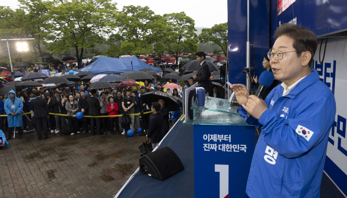 ▲더불어민주당 이재명 대선후보가 15일 전남 광양시 전남드래곤즈축구장 북문 앞에서 열린 유세에서 지지를 호소하는 연설을 하고 있다.  (연합뉴스)
