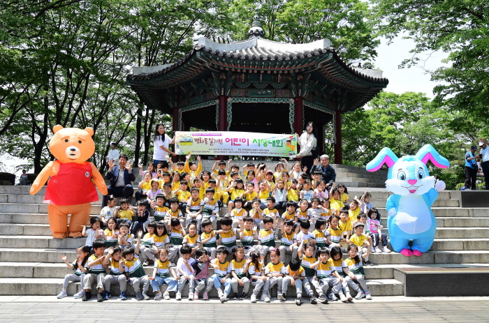 ▲14 일 서울 남산 일대에서 열린 ‘2025 평화통일기원 어린이 사생대회’에 참석한 어린이들과 한국삭도공업 및 동행연우회 관계자들이 기념촬영을 하고 있다. (좌측 상단 김영태 사단법인 동행연우회 대표이사, 우측 상단 허필입 한국삭도공업 본부장) (한국삭도공업 제공)