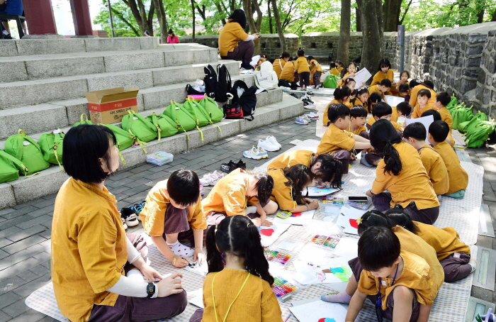 ▲[사진자료2] 사생대회에 참가한 어린이들이 그림을 그리는 모습. (한국삭도공업 제공)