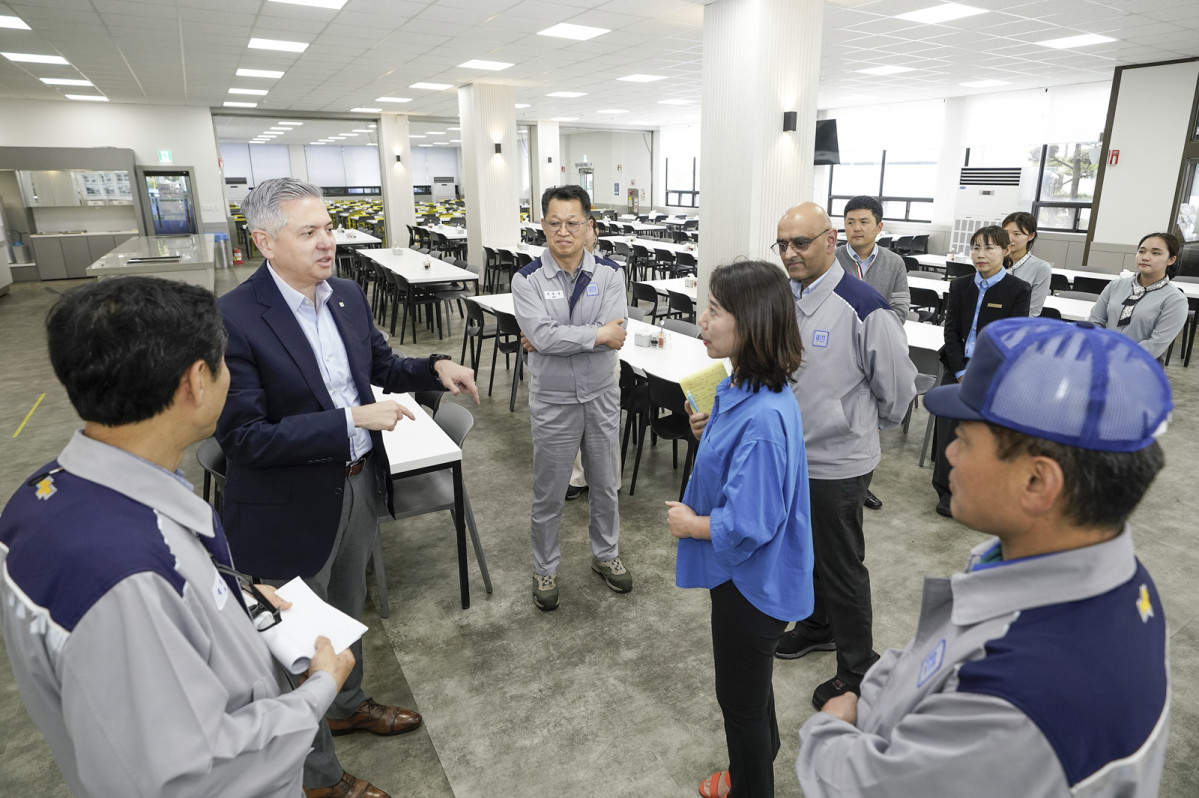 ▲GM 한국사업장 창원공장을 방문해 임직원들과 대화를 나누고 있는 헥터 비자레알(Hector Villarreal) 사장(좌측)과 아시프 카트리(Asif Khatri) GM 해외사업부문 생산 총괄 부사장(우측) (사진=GM한국사업장)