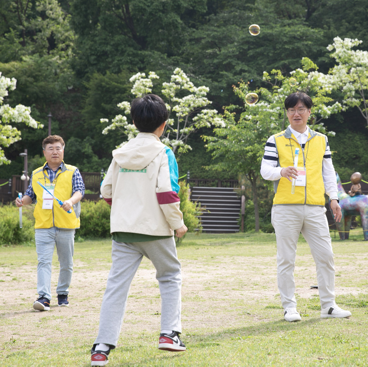 ▲동서식품 직원들이 15일 서울 강북구에 있는 북서울꿈의숲에서 발달장애 아동과 함께 야외 나들이를 하며 비눗방울 놀이를 하고 있다. (사진제공=동서식품)