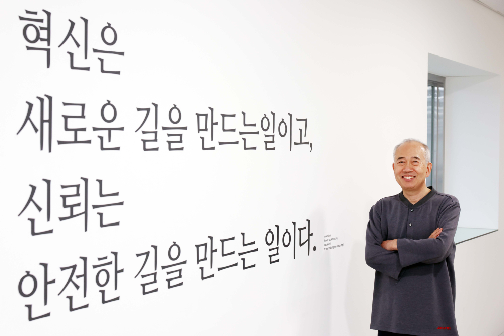 ▲황철주 주성엔지니어링 회장이 13일 경기 용인시 주성엔지니어링 용인R&D센터에서 이투데이와 인터뷰에 앞서 포즈를 취하고 있다. 신태현 기자 holjjak@ (이투데이DB)