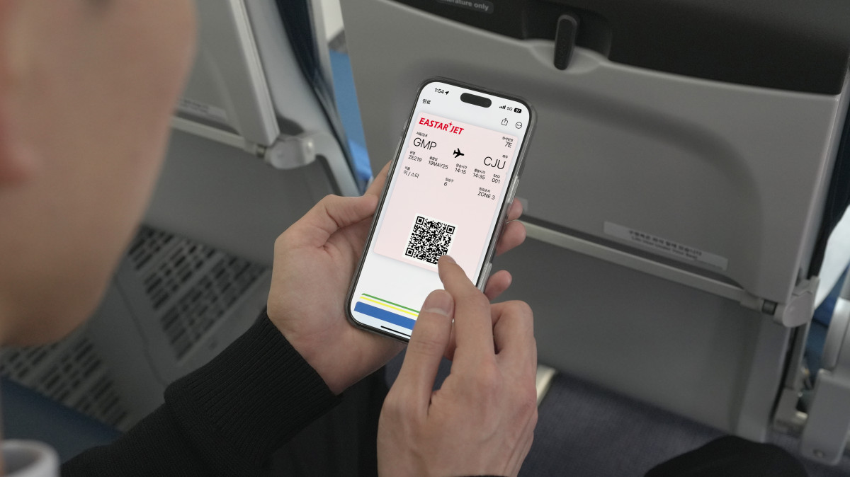 ▲이스타항공운 19일부터 탑승권을 모바일로 간편하게 확인하고 보관할 수 있는 ‘애플월렛 탑승권 서비스’를 시작한다고 밝혔다. (사진=이스타항공)