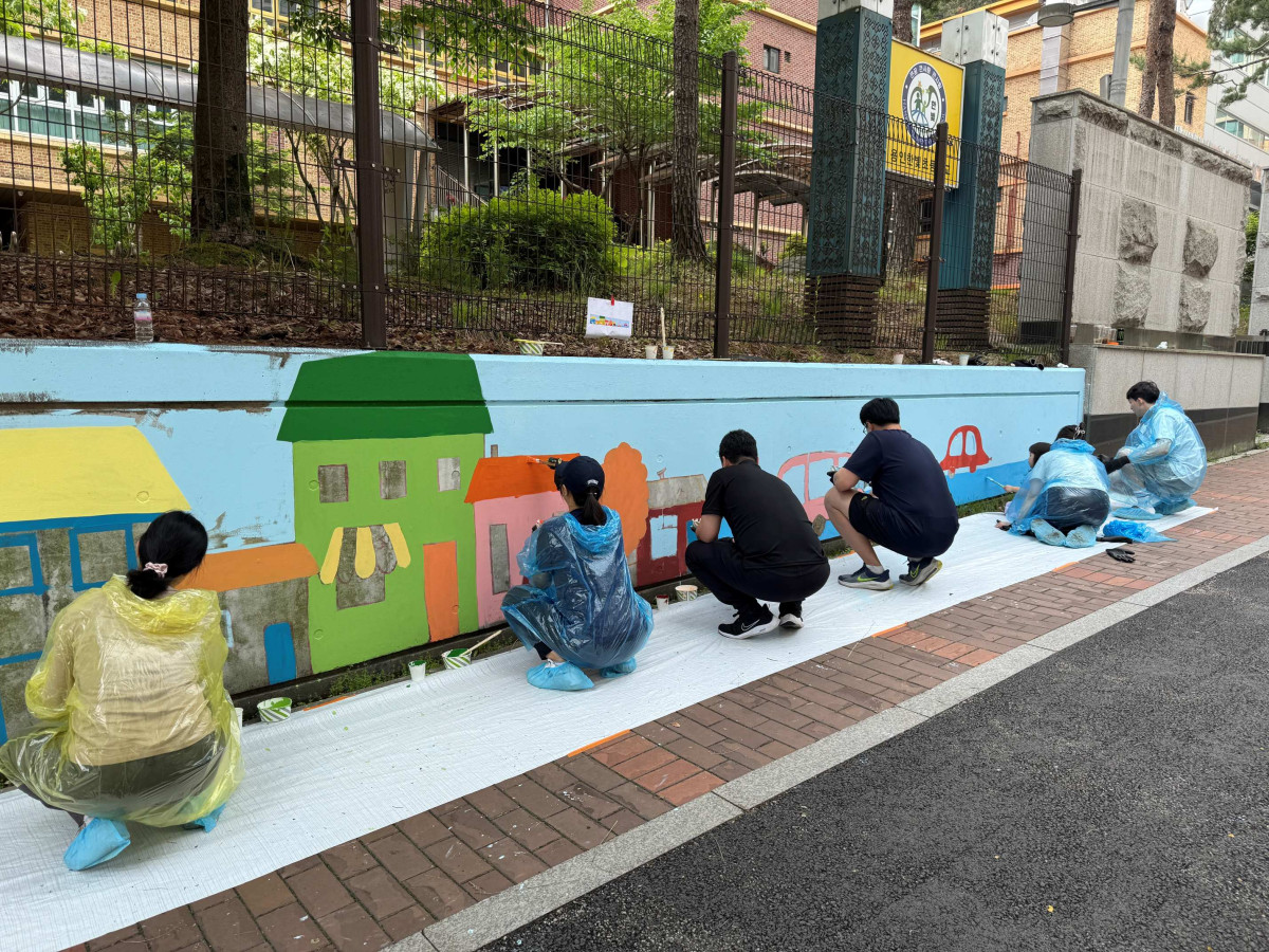 ▲17일 한국앤컴퍼니그룹 임직원이 가족과 함께하는 ‘벽화 그리기’ 봉사활동을 펼쳤다. (사진=한국앤컴퍼니)