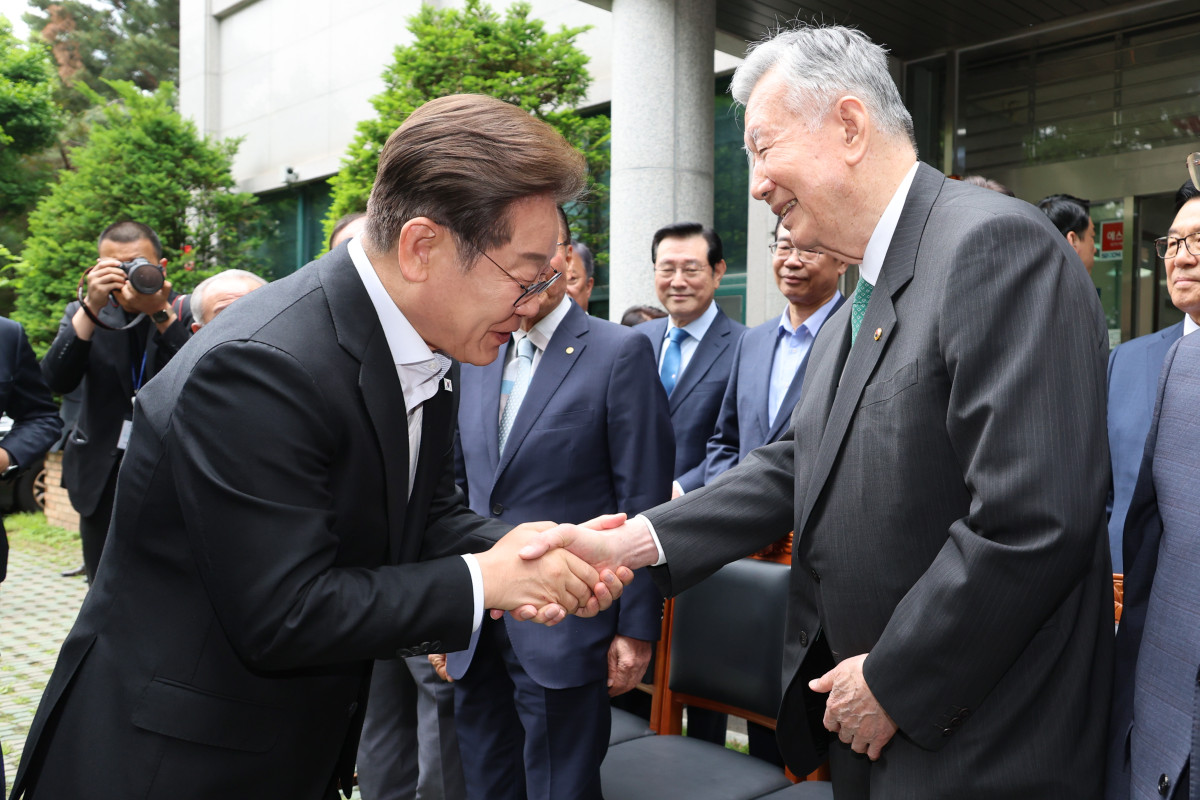 ▲더불어민주당 이재명 대선 후보가 19일 서울 용산구 대한노인회관을 찾아 이중근 회장과 인사를 나누고 있다.  (연합뉴스)
