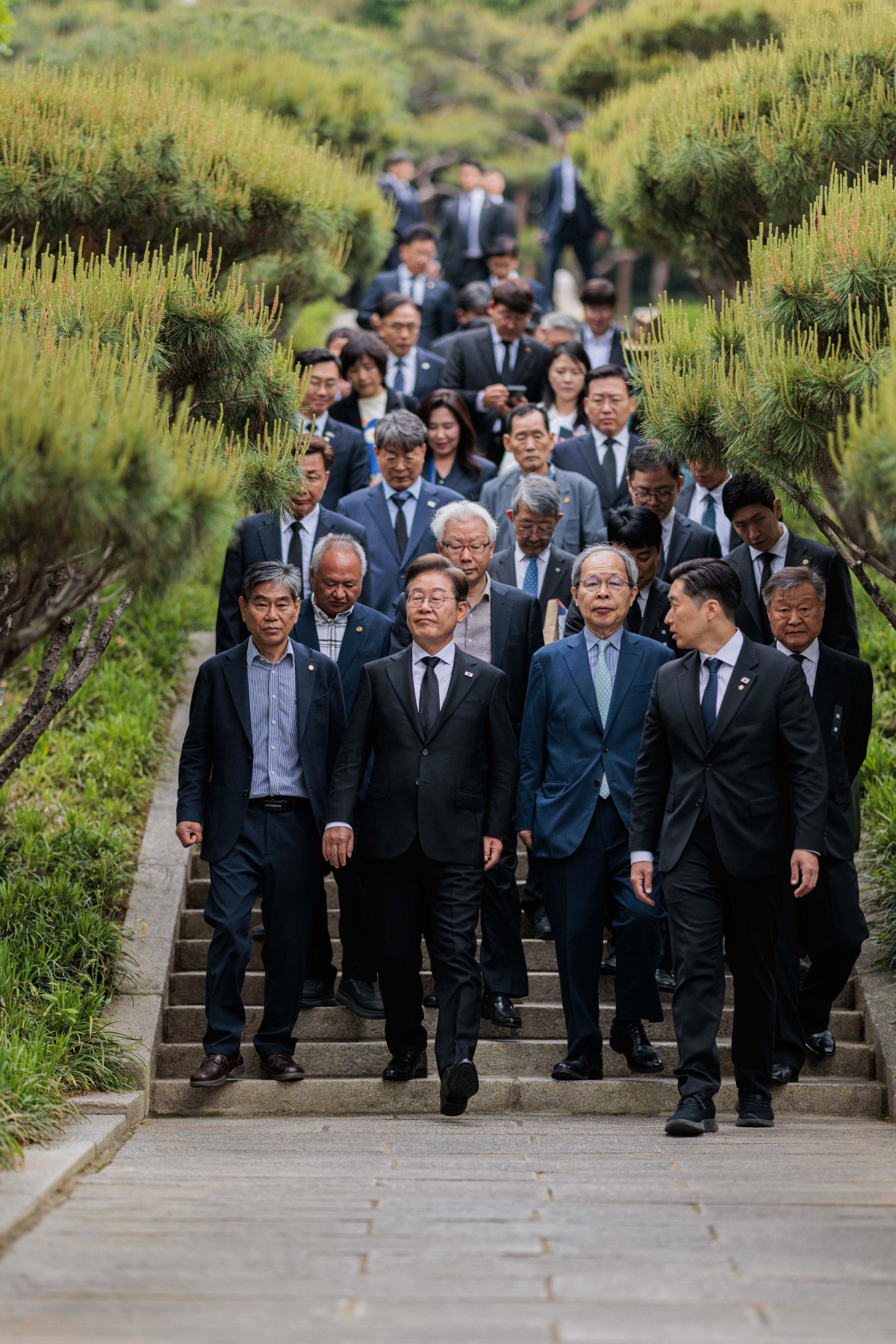 ▲이재명 더불어민주당 후보가 19일 오전 서울 용산구 김구 묘역에서 참배를 마치고 자리를 떠나고 있다. 신태현 기자 holjjak@