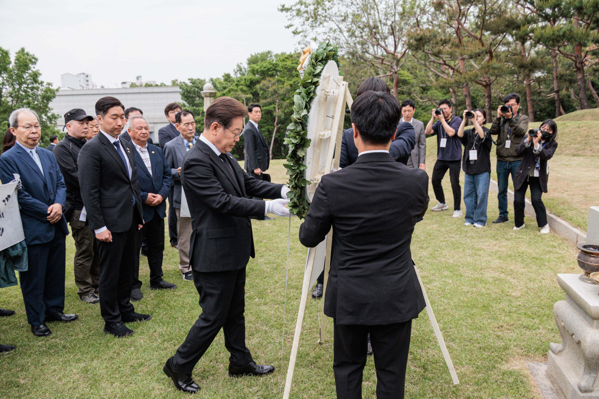 ▲이재명 더불어민주당 후보가 19일 오전 서울 용산구 김구 묘역에서  헌화를 하고 있다. 신태현 기자 holjjak@