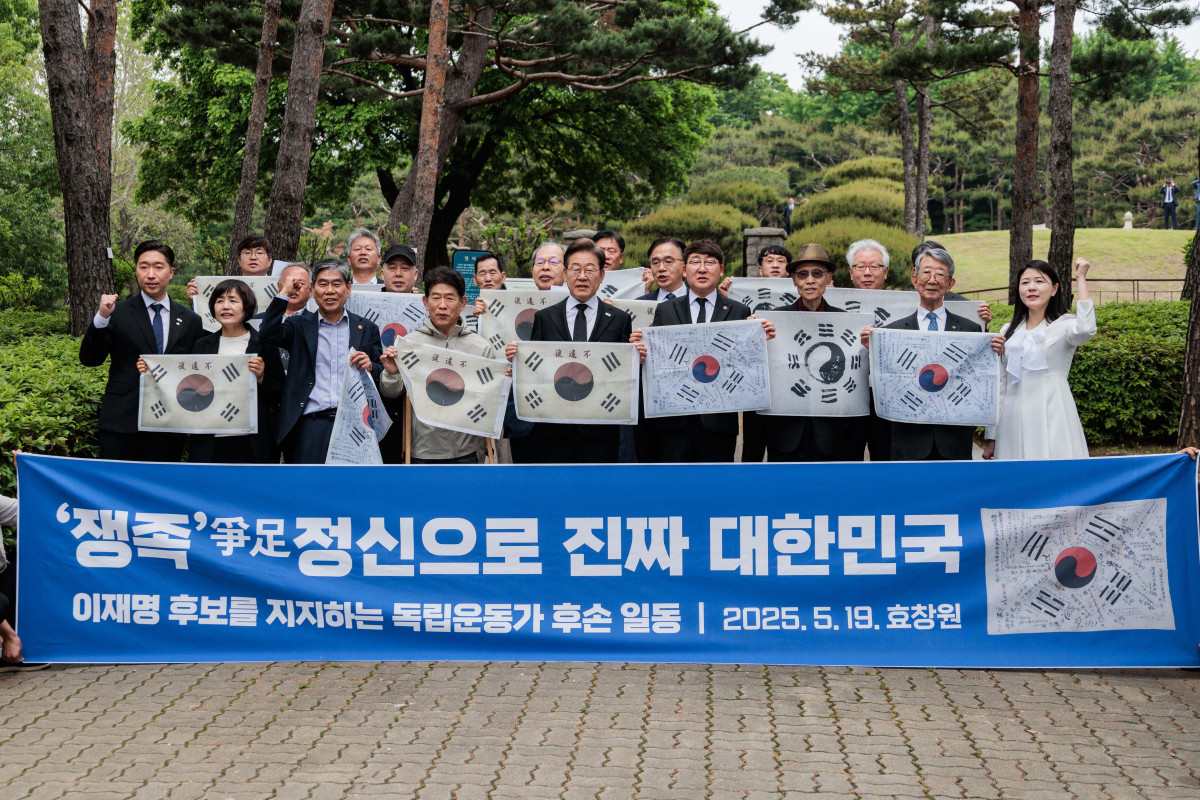 ▲이재명 더불어민주당 후보가 19일 오전 서울 용산구 김구 묘역에서 참배를 앞두고 이 후보 지지선언을 한 독립운동가 후손들과 기념촬영을 하고 있다. 신태현 기자 holjjak@