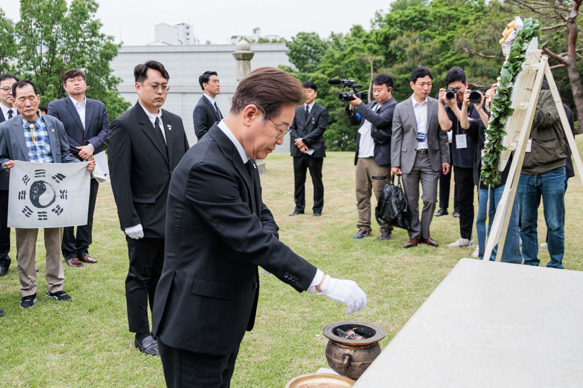 ▲이재명 더불어민주당 후보가 19일 오전 서울 용산구 김구 묘역에서  분향을 하고 있다. 신태현 기자 holjjak@