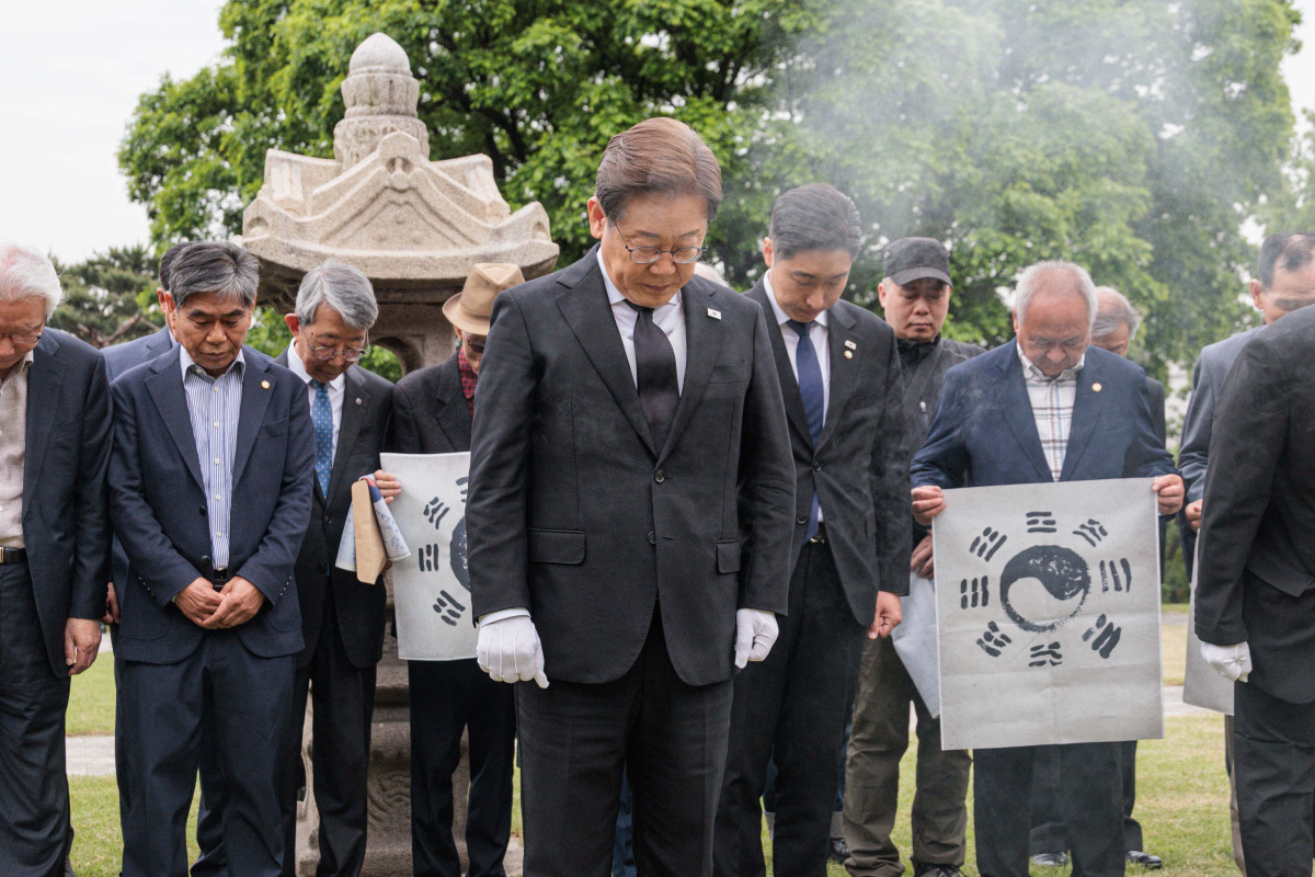 ▲이재명 더불어민주당 후보가 19일 오전 서울 용산구 김구 묘역에서  묵념을 하고 있다. 신태현 기자 holjjak@