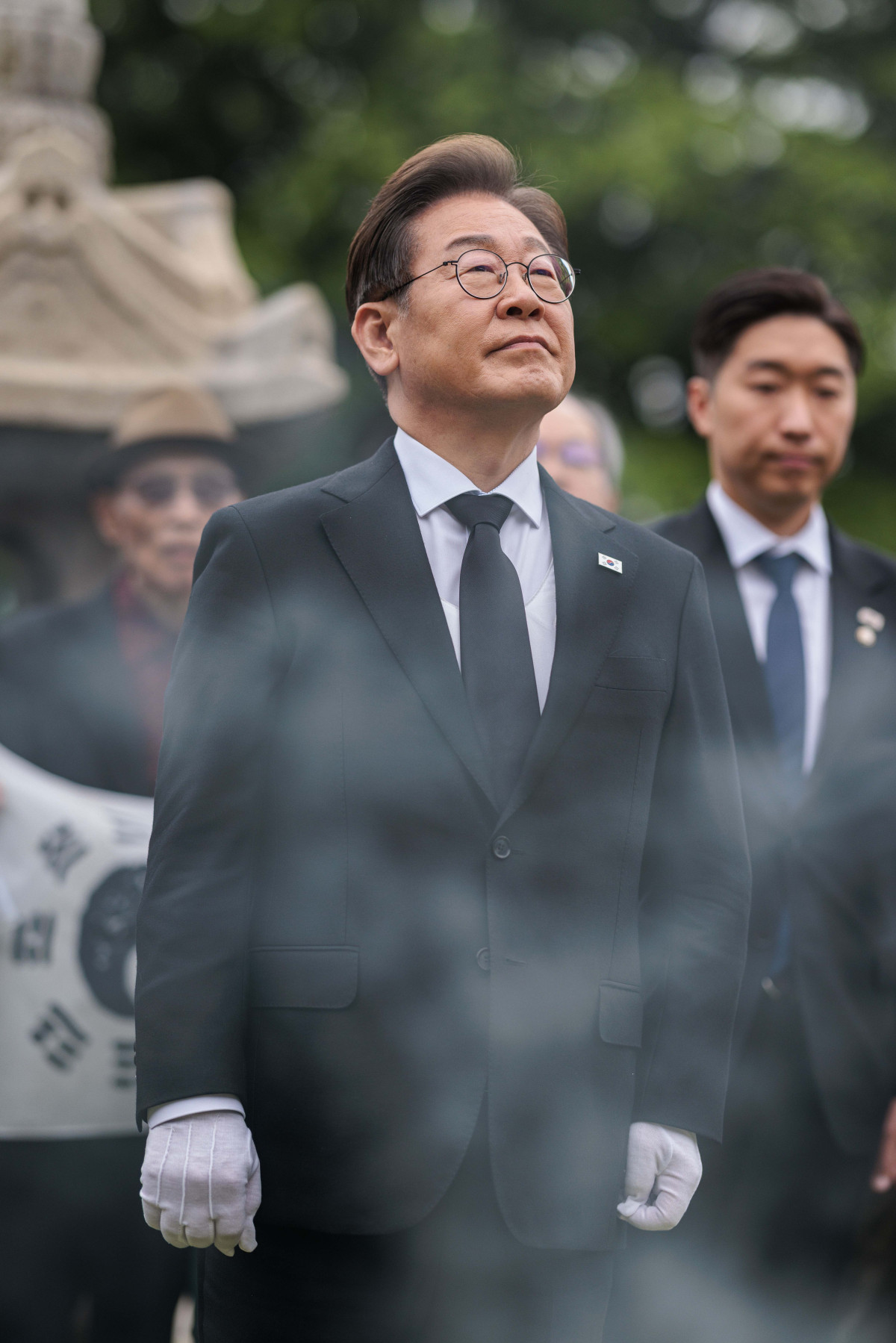 ▲이재명 더불어민주당 후보가 19일 오전 서울 용산구 김구 묘역에서 참배를 하고 있다. 신태현 기자 holjjak@