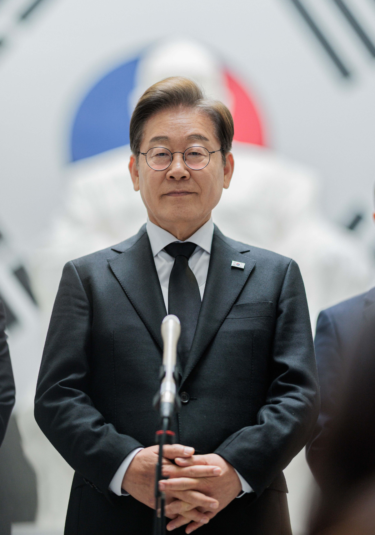 ▲이재명 더불어민주당 후보가 19일 오전 서울 용산구 김구 묘역 참배를 마치고 백범김구기념관에서 기자들의 질문에 답변하고 있다. 신태현 기자 holjjak@