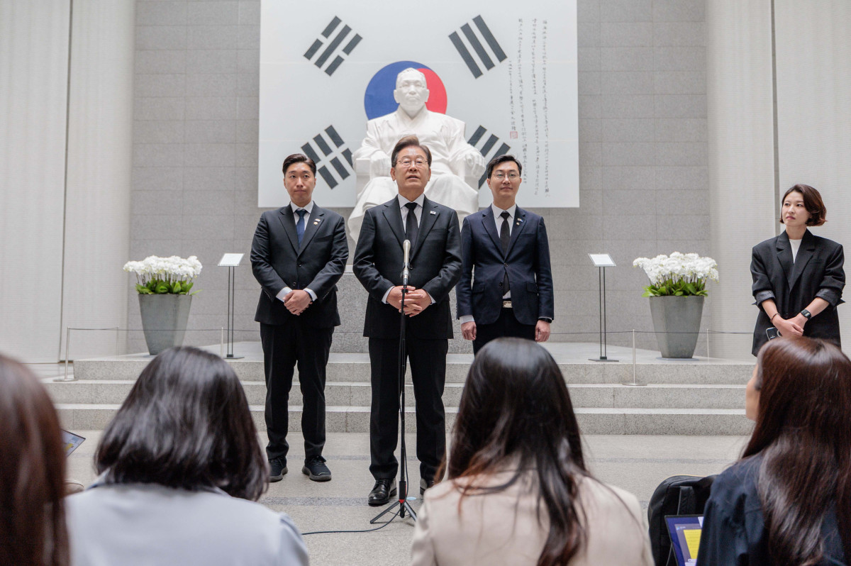 ▲이재명 더불어민주당 후보가 19일 오전 서울 용산구 김구 묘역 참배를 마치고 백범김구기념관에서 기자들의 질문에 답변하고 있다. 신태현 기자 holjjak@
