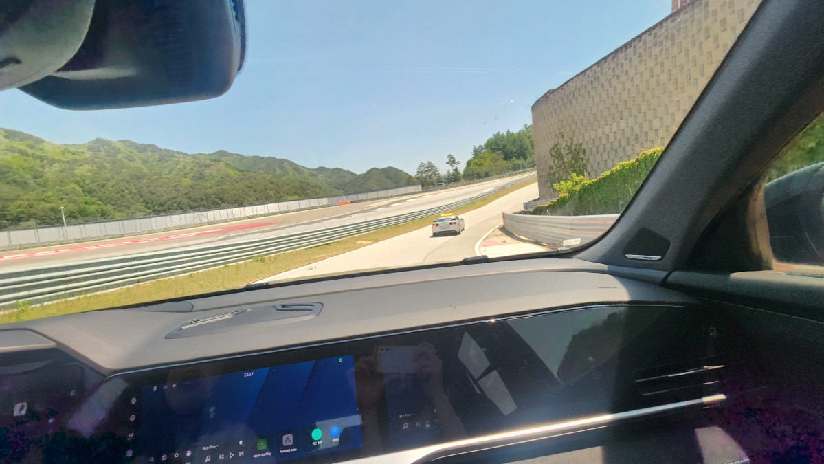 ▲그랑 콜레오스 에스프리 알핀 트림으로 서킷을 도는 모습. (김채빈 기자 chaebi@)