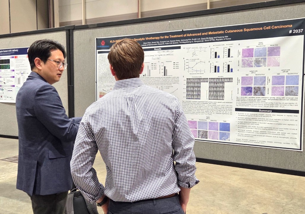 ▲코오롱생명과학이 ‘2025 미국 유전자세포치료학회(ASGCT)’에서 ‘KLS-3021’의 피부 편평세포암에 대한 전임상 결과를 포스터 발표하고 있다. 연구팀은 동소이식 종양모델1을 사용한 항암 효능 평가에서 종양에 단 1회 KLS-3021을 주입한 것만으로도 종양이 완전히 소멸되는 현상을 관찰했다. 또한 KLS-3021 투여 후 세포외기질(ECM) 분해가 촉진되고, 종양 내 면역세포 침윤이 증가한 것으로 나타났다. (사진제공=코오롱생명과학)