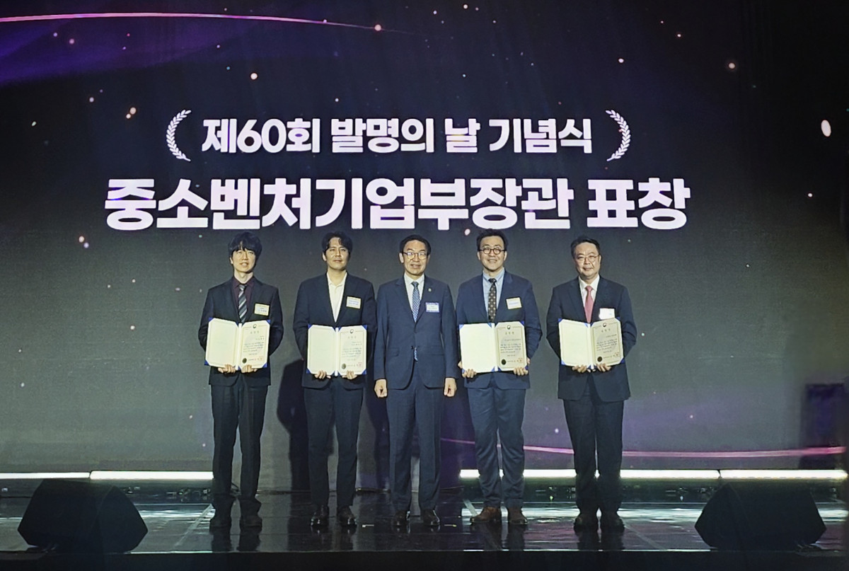 ▲이석준 젬백스앤카엘 대표(오른쪽 첫 번째)가 '제60회 발명의 날 기념식'에서 중소벤처기업부장관 표창을 받은 뒤 기념 촬영을 하고 있다.(젬백스앤카엘 제공)
