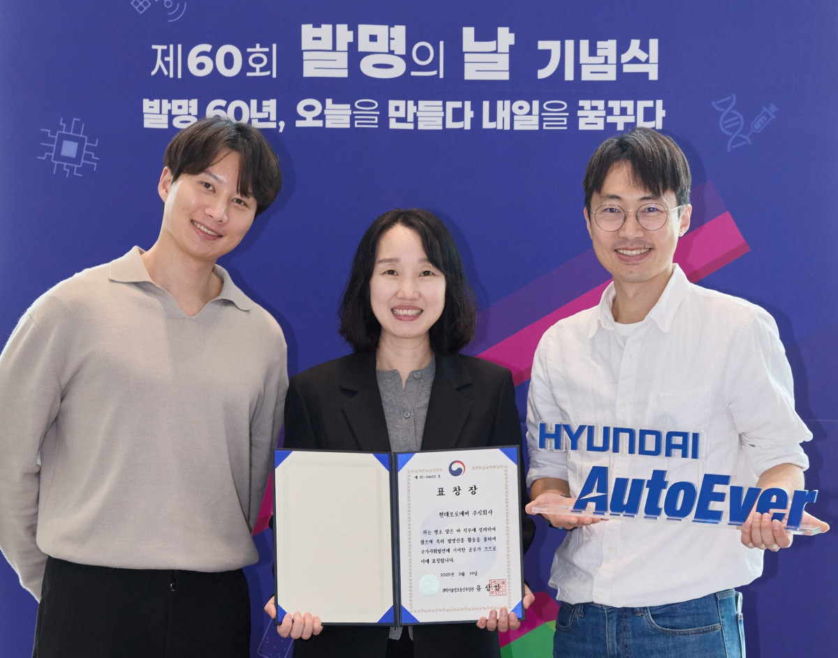 ▲19일 서울 강서구 코엑스 마곡에서 열린 '발명의 날 기념식'에서 현대오토에버가 과기정통부 장관 표창을 수상했다. 왼쪽부터 법무기획팀 김성현 변리사, 법무실장 심민정 상무, 법무기획팀 김승우 책임. (사진=현대오토에버)