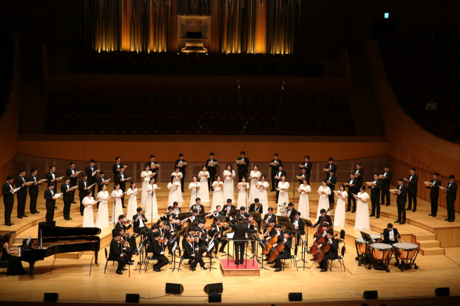 ▲대원제약 사내 임직원 합창단 ‘대원하모니’와 하트-하트재단의 발달장애인 오케스트라 ‘하트하트오케스트라’와 합동 공연을 하고 있다. (사진제공=대원제약)