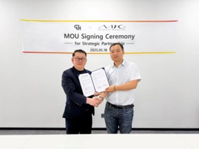 ▲이원의 씨티케이 고문과 데이비드 자오 MYC 아시아 마케팅 디렉터가 기념촬영을 하고 있다.(씨티케이 제공)
