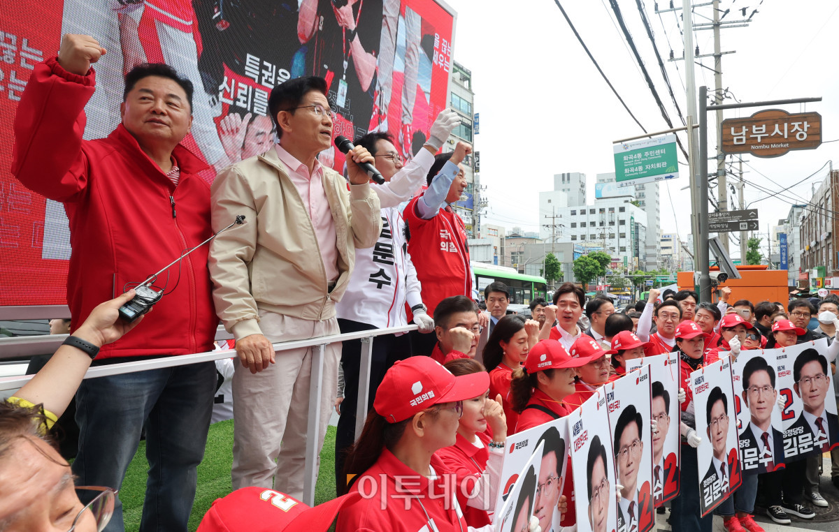▲김문수 국민의힘 대선후보가 20일 서울 강서구 남부골목시장 앞에서 지지를 호소하고 있다. 조현호 기자 hyunho@