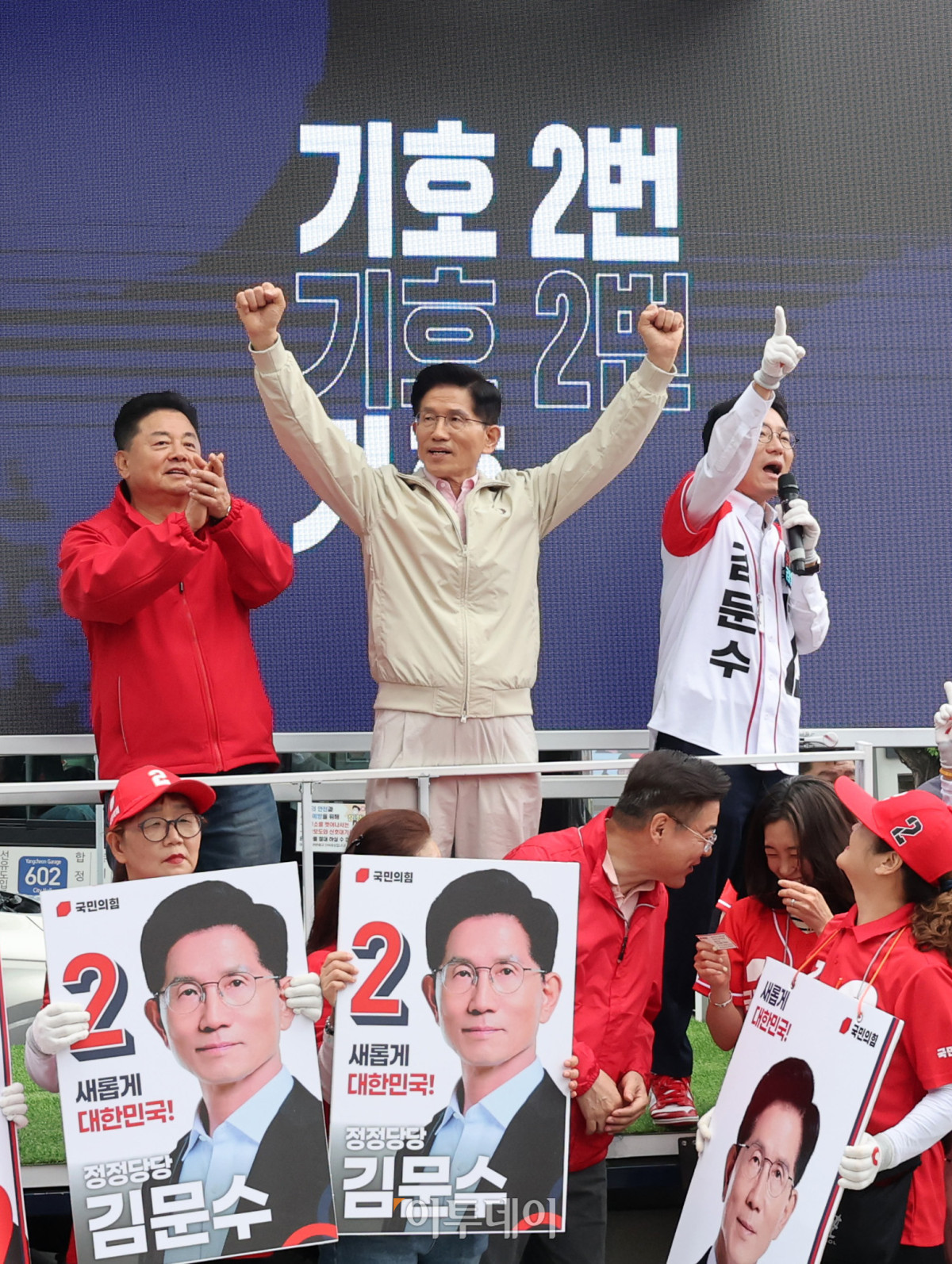 ▲김문수 국민의힘 대선후보가 20일 서울 강서구 남부골목시장 앞에서 지지를 호소하고 있다. 조현호 기자 hyunho@