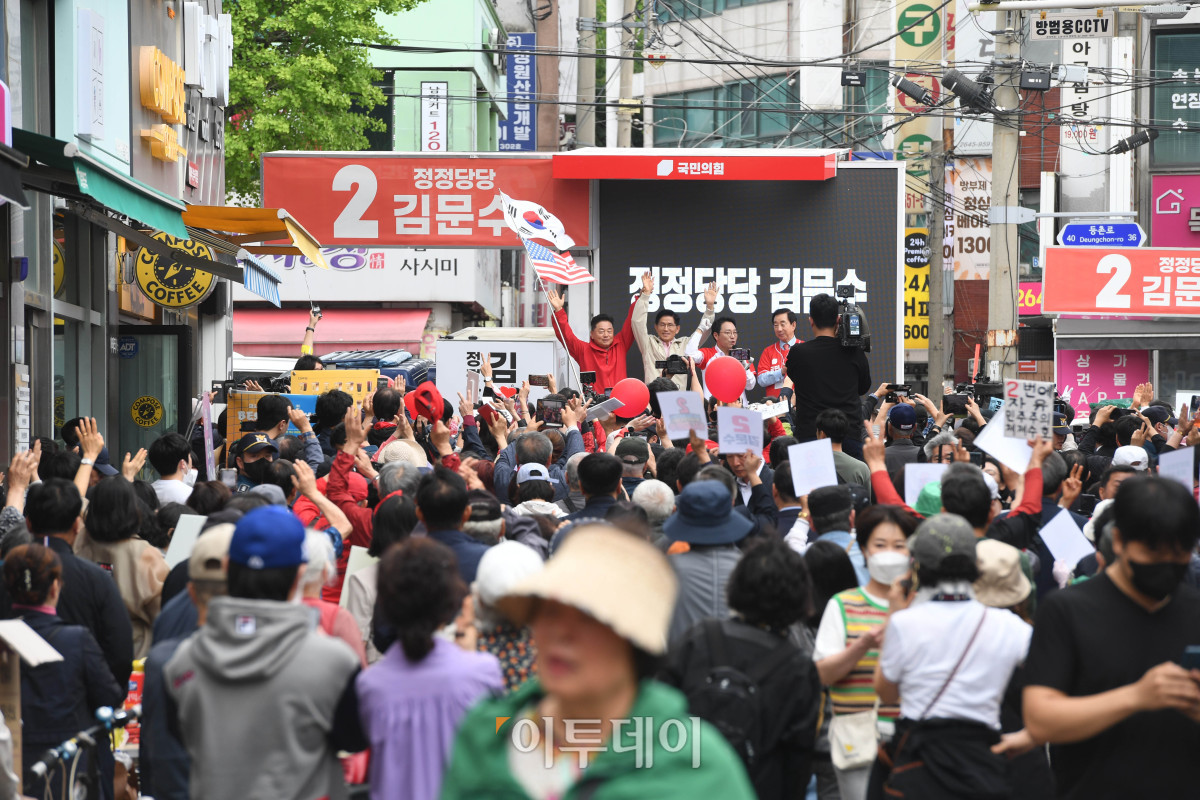 ▲김문수 국민의힘 대선후보가 20일 서울 강서구 남부골목시장 앞에서 지지를 호소하고 있다. 조현호 기자 hyunho@