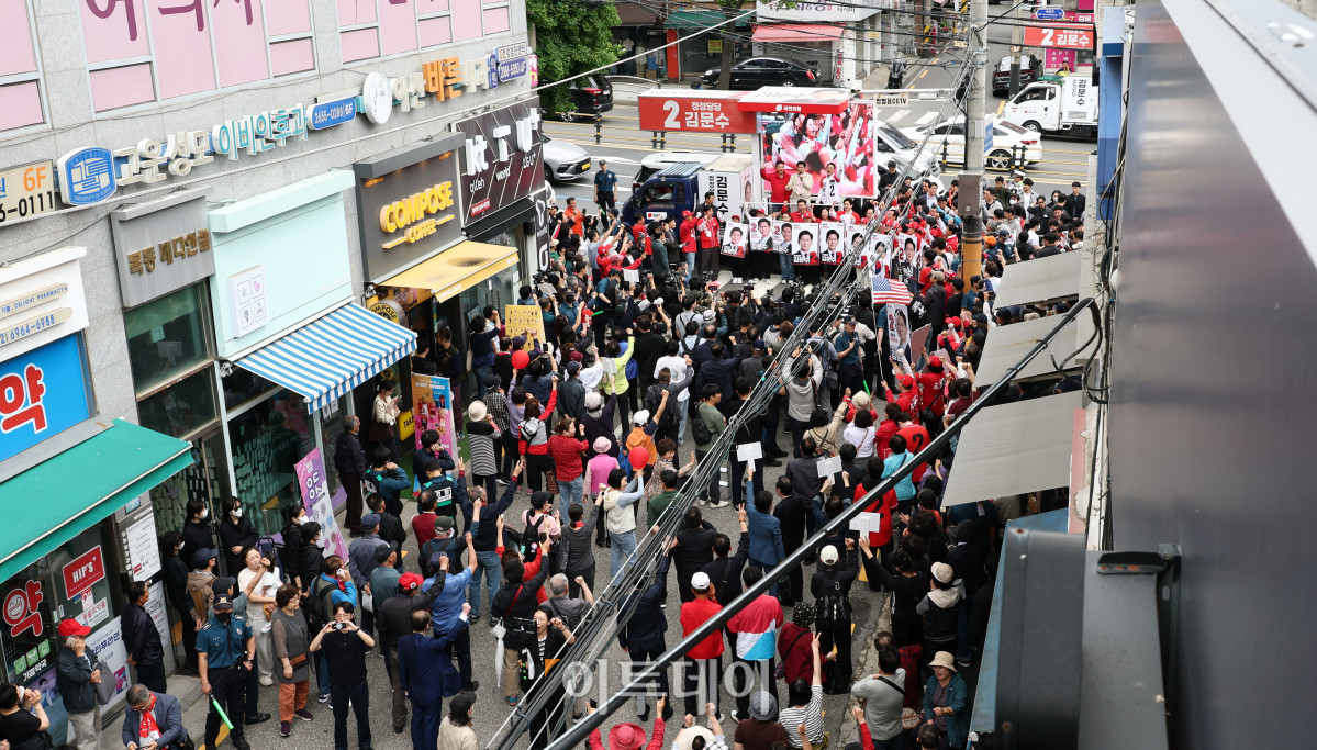 ▲김문수 국민의힘 대선후보가 20일 서울 강서구 남부골목시장 앞에서 지지를 호소하고 있다. 조현호 기자 hyunho@