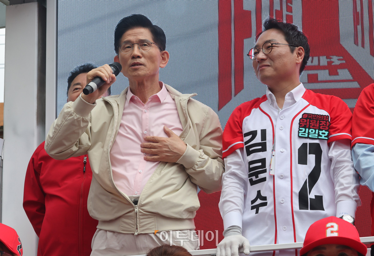 ▲김문수 국민의힘 대선후보가 20일 서울 강서구 남부골목시장 유세에서 방탄복 미착용을 알리고 있다. 조현호 기자 hyunho@