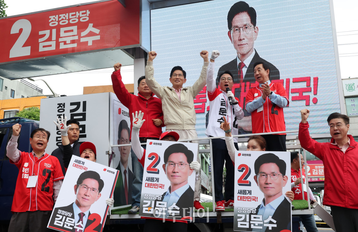 ▲김문수 국민의힘 대선후보가 20일 서울 강서구 남부골목시장 앞에서 지지를 호소하고 있다. 조현호 기자 hyunho@