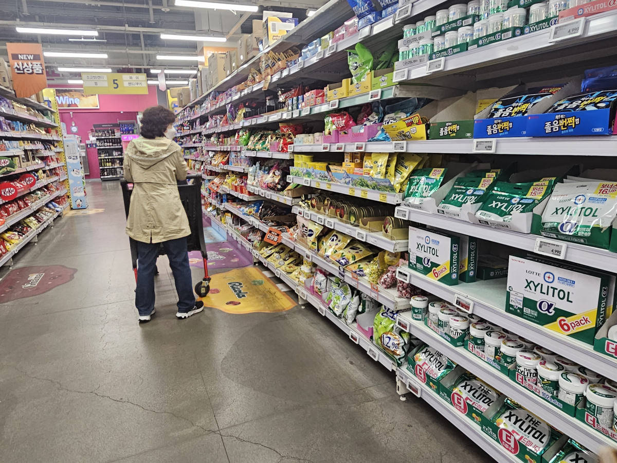 ▲20일 홈플러스 잠실점에서 한 고객이 장을 보고 있다. (사진=김지영 기자 kjy42)