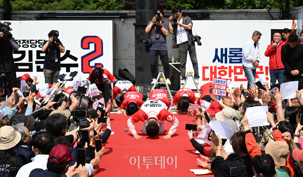 ▲김문수 국민의힘 대선후보가 20일 서울 서초구 고속터미널 광장에서 열린 서초를 새롭게 유세에서 지지를 호소하며 큰절을 하고 있다. 조현호 기자 hyunho@