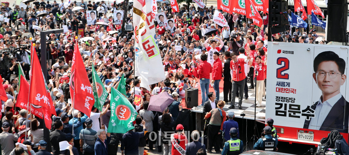 ▲김문수 국민의힘 대선후보가 20일 서울 서초구 고속터미널 광장에서 열린 서초를 새롭게 유세에서 지지를 호소하고 있다. 조현호 기자 hyunho@