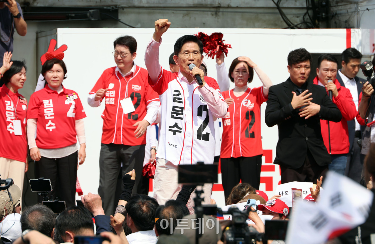 ▲김문수 국민의힘 대선후보가 20일 서울 서초구 고속터미널 광장에서 열린 서초를 새롭게 유세에서 지지를 호소하고 있다. 조현호 기자 hyunho@