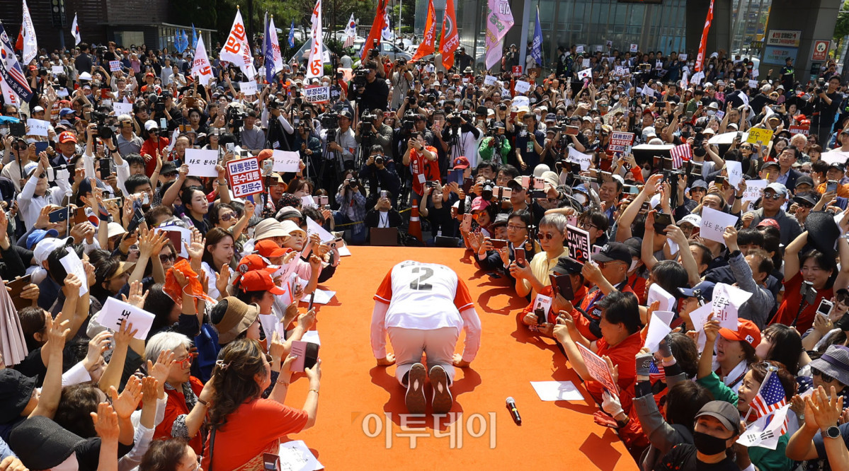 ▲김문수 국민의힘 대선후보가 20일 서울 서초구 고속터미널 광장에서 열린 서초를 새롭게 유세에서 지지를 호소하며 큰절을 하고 있다. 조현호 기자 hyunho@