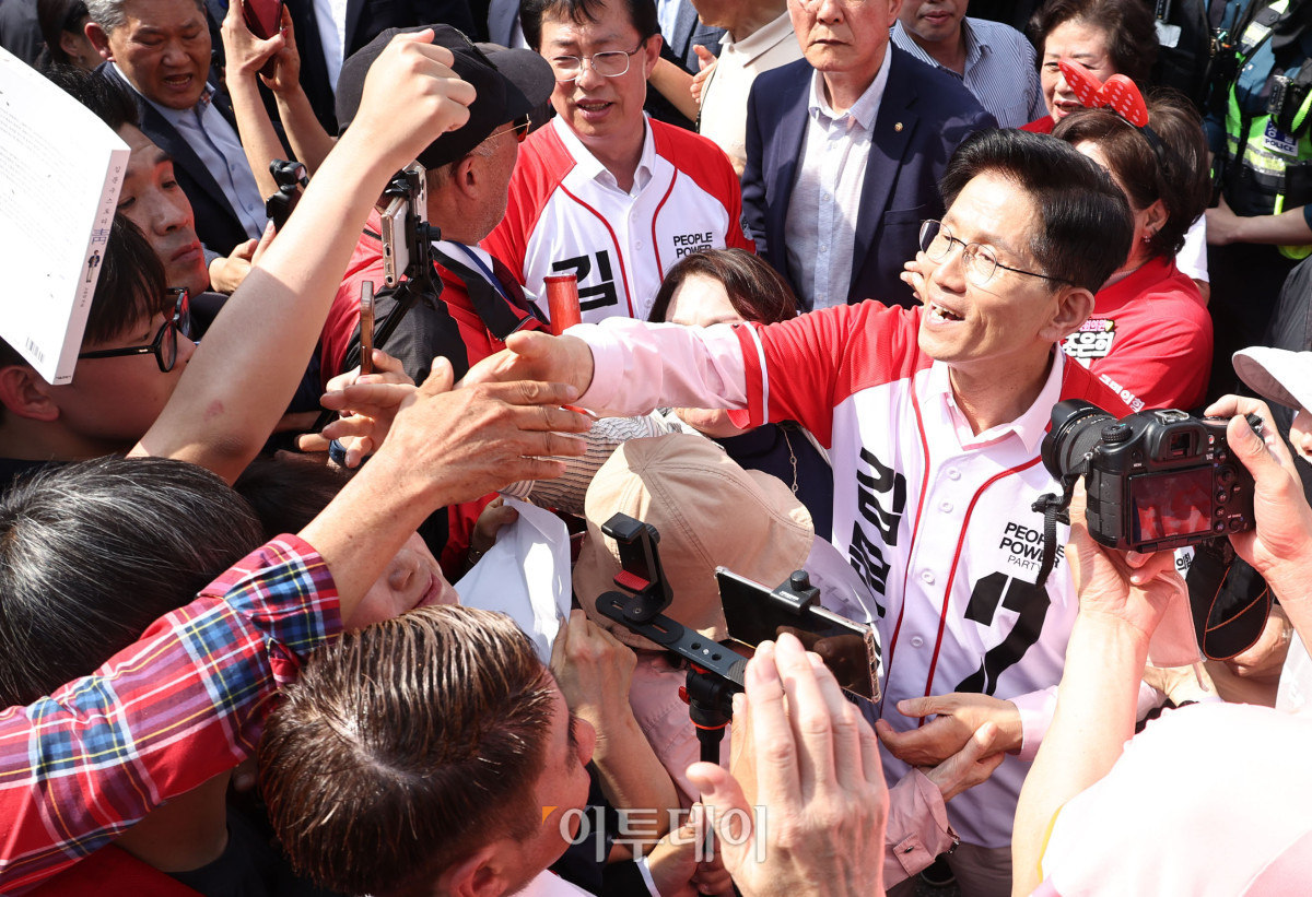 ▲김문수 국민의힘 대선후보가 20일 서울 서초구 고속터미널 광장에서 열린 서초를 새롭게 유세에서 지지자들과 인사를 하고 있다. 조현호 기자 hyunho@