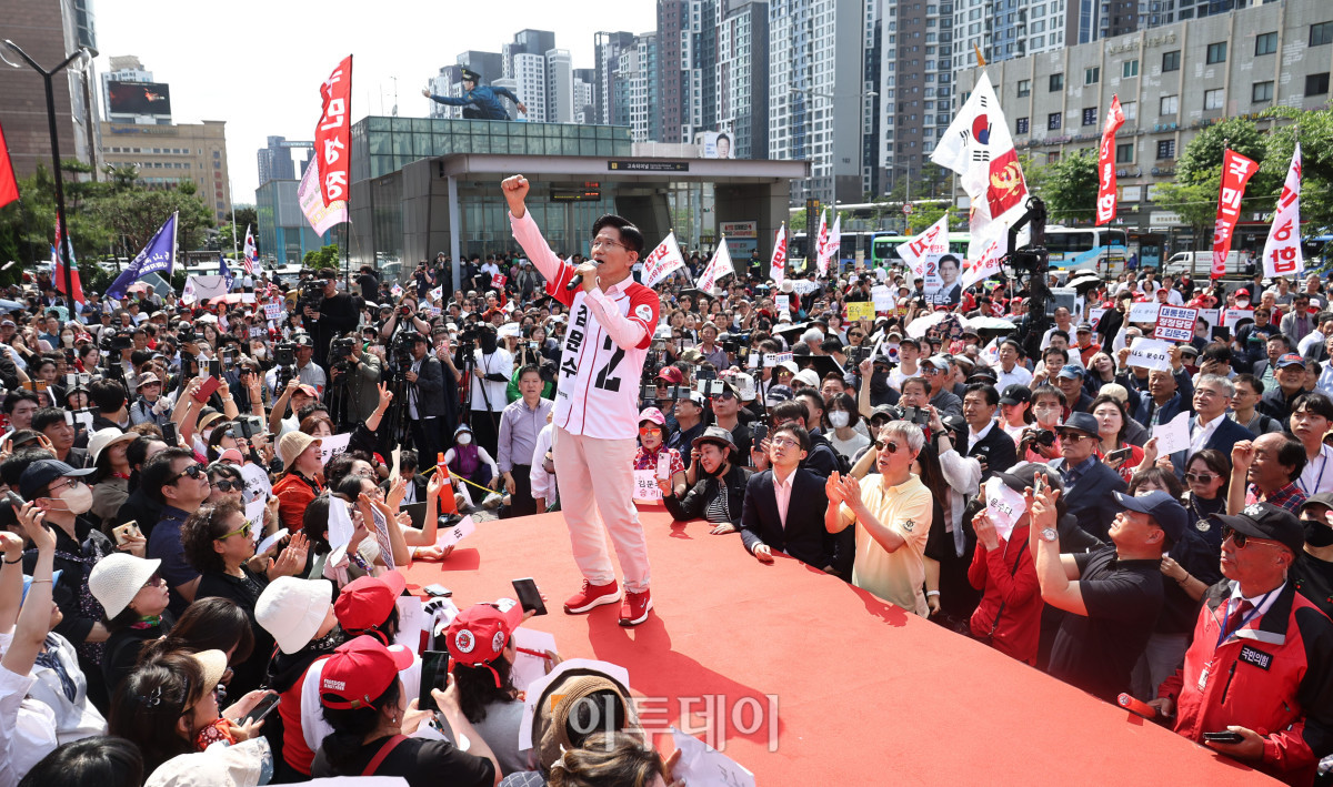 ▲김문수 국민의힘 대선후보가 20일 서울 서초구 고속터미널 광장에서 열린 서초를 새롭게 유세에서 지지를 호소하고 있다. 조현호 기자 hyunho@
